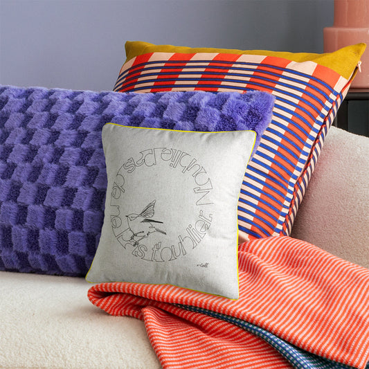 housse de coussin Cosette et les Lys en lin et coton, avec dessin one-line d’un oiseau et citation circulaire, modèle « Nichoir vertueux »